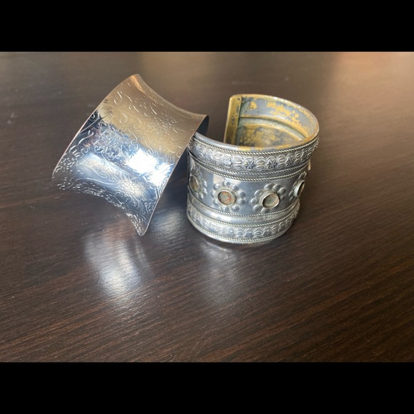 Jewelry - Set of 2 vintage bangles